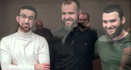 Абубакар Ризванов (в центре) в зале суда, 2021 год. Фото Константина Волгина для "Кавказского узла"