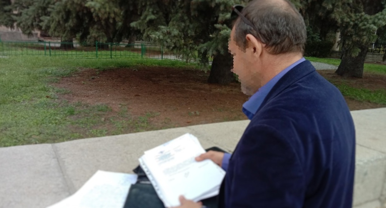 Владимир демонстрирует ответы следственных органов. Фото Вячеслава Ященко для "Кавказского узла"