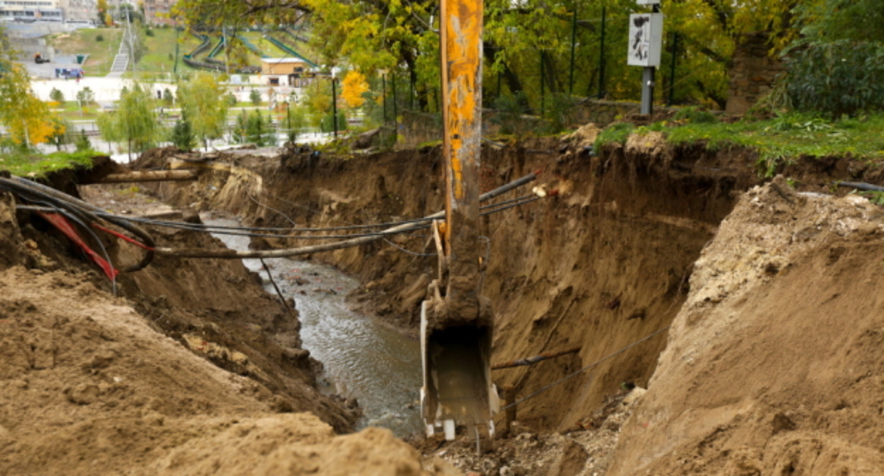 Коммунальный коллектор. Прорыв канализации волгоград 2022. Прорыв канализации в волгограде. Фекальный коллектор. Аварии на канализационных системах.