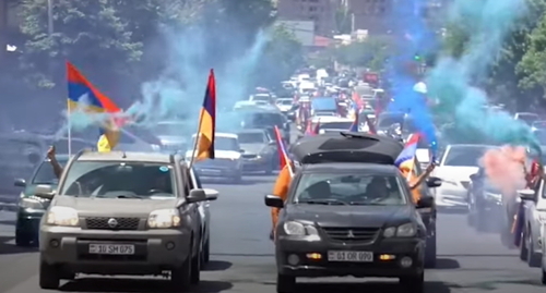 Автопробег в Ереване, стоп-кадр видео канала Yerevan Today Live https://www.youtube.com/watch?v=vcqhJurQaEQ