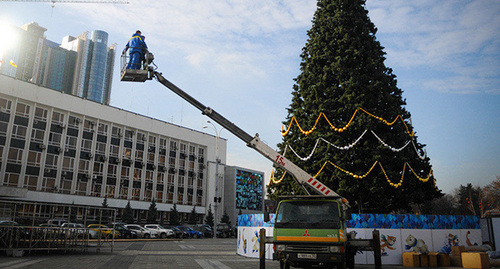 Установка главной елки Краснодара на Театральной площади. Фото: Елена Синеок, ЮГА.ру