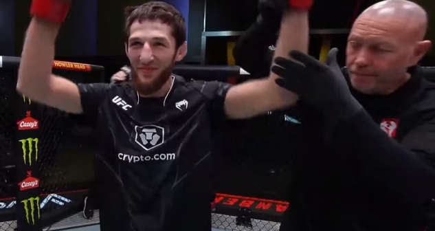 Тагир Уланбеков на церемонии объявления победителя, 6 ноября 2022 года, стоп-кадр видео канала UFC Russia
 https://www.youtube.com/watch?time_continue=10&v=cZtvVx5Jmqs&feature=emb_logo