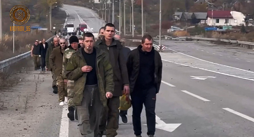 Обмен пленными. Кадр видео, опубликованного 5 ноября 2022 года в Telegram-канале Kadyrov_95