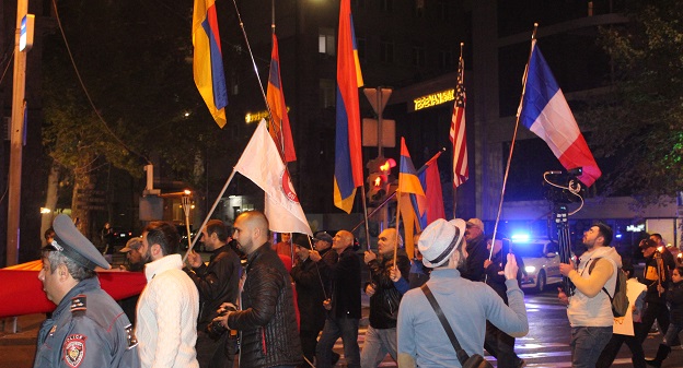 Флаги в руках активистов. Фото Тиграна Петросяна для "Кавказского узла".