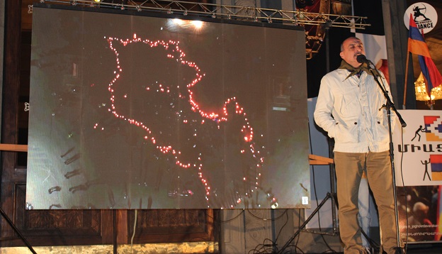 Активисты очертили факелами границы Армении и Нагорного Карабаха до 27 сентября 2020 года. Фото Тиграна Петросяна для "Кавказского узла".