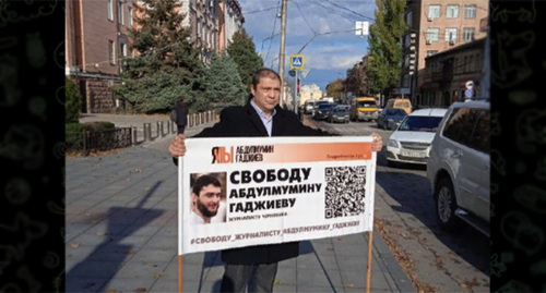Магди Камалов в одиночном пикете. Скриншот https://t.me/chernovik/40424