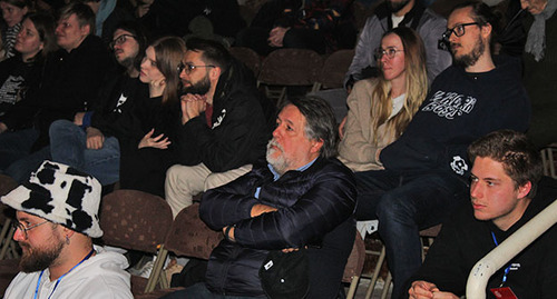 Виталий Манской (в центре) среди зрителей. Ереван, 13 ноября 2022 г. Фото Тиграна Петросяна для "Кавказского узла"