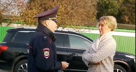 Полицейский беседует с активисткой Натальей Гаряевой. 16 ноября 2022 года. Фото Вадима Мотовилова, предоставлено "Кавказскому узлу" автором.