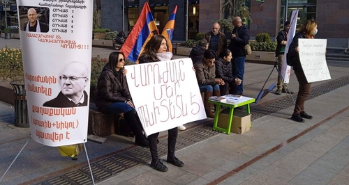 Пикет в поддержку Варужана Аветисяна, в центре - девушка с плакатом "Варужан - наш иммунитет". Ереван, 19 ноября 2022 года. Фото Армине Мартиросян для "Кавказского узла".