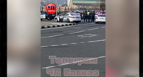 Сотрудники полиции на месте происшествия. Скриншот видео https://t.me/chp_kavkaz/11355