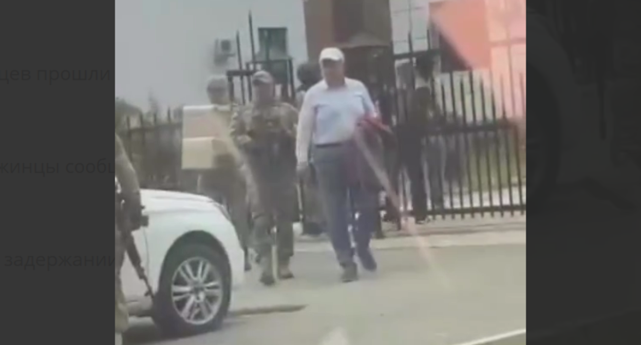 Задержание Мустафы Белхароева. Стоп-кадр видео, опубликованного в Telegram-канале "Фортанга" 27.10.22, https://t.me/fortangaorg/14015
