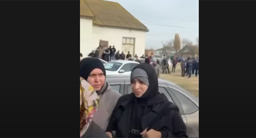 Жители Цветковки во время акции протеста. Скриншот видео https://www.youtube.com/watch?time_continue=10&v=9zQEei81F0Y&feature=emb_logo