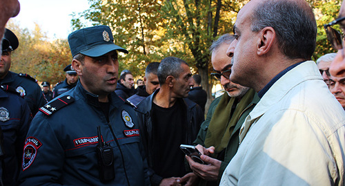 Сотрудник полиции общается с участниками акции. Ереван, 24 ноября 2022 г. Фото Тиграна Петросяна для "Кавказского узла"