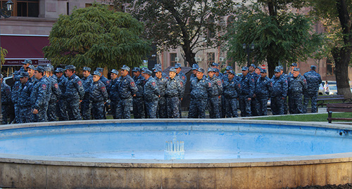 Сотрудники полиции. Ереван, 23 ноября 2022 г. Фото Тиграна Петросяна для "Кавказского узла"