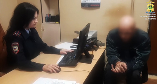 Житель Новороссийска задержан за порчу машин со знаком Z. Cкриншот видео ttps://23.мвд.рф/news/item/34001992
