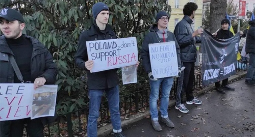 Участники акции протеста против депортации Альви Акиева. Фото: журнал "ДОШ" https://t.me/zhurnal_dosh/1062