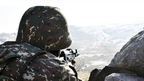 Военнослужащий с оружием. Скриншот фото с сайта Минобороны Армении от 26.11.22, https://mil.am/ru/news/11200