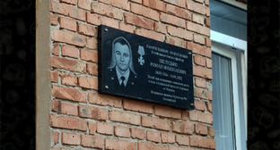 В школе, где учился Роман Шелудько, открыта мемориальная доска. Скриншот https://t.me/azovskiyrayon/2376