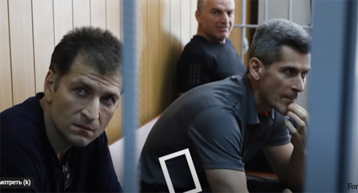 Магомед (слева) и Зиявудин Магомедовы в зале суда. Скриншот видео https://www.youtube.com/watch?v=-dQLBkQDLOI