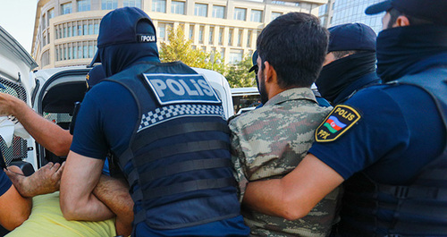 Сотрудники полиции задерживают активистов во время акции протеста. Баку, октябрь 2022 г. Фото Азиза Каримова для "Кавказского узла"