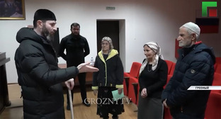 Главный специалист Центра исламской медицины Адам Эльжуркаев ведет беседу с задержанными за колдовство жительницами Чечни. Стопкадр из видео на странице https://www.instagram.com/p/ClrXzt3jZ2F/?hl=ru