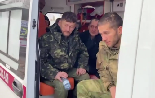 Вернувшиеся из плена военные. Стоп-кадр видео из ТГ-канала Кадырова от 03.12.22, https://t.me/RKadyrov_95/3167