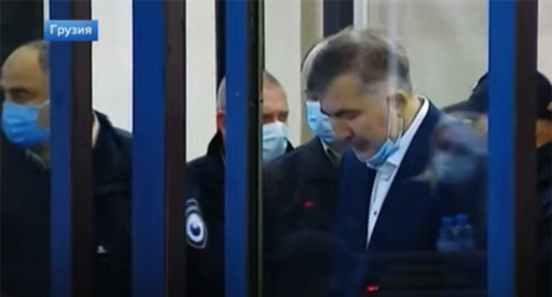 Михаил Саакашвили (справа) в зале суда. Кадр видео "Новости на Первом канале" https://www.youtube.com/watch?v=jtb5QF28d6Q