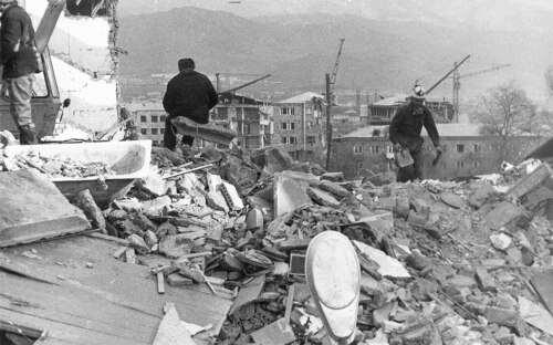 Спасатели на руинах в Спитаке.
Фото LoMit//ru.wikipedia.org/wiki/