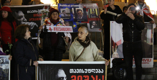 Участники акции с плакатами. На плакате надпись: "Свободу Мише!" Фото Инны Кукуджановой для “Кавказского узла”.
