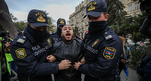 Задержание активиста во время акции оппозиционеров. Баку, 11 ноября 2022 года. Фото Азиза Каримова для "Кавказского узла".