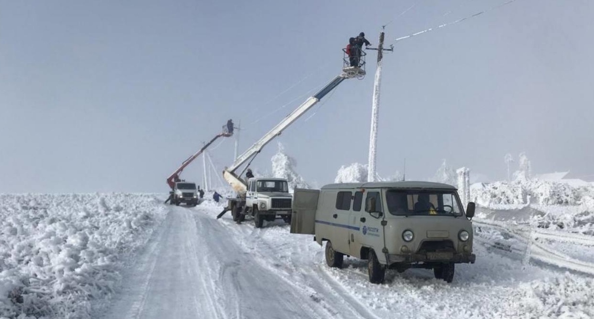 Рабочие устраняют последствия аварий на ЛЭП в Зольском районе. Фото: пресс-служба управления МЧС по Кабардино-Балкарии https://07.mchs.gov.ru/deyatelnost/press-centr/operativnaya-informaciya/4904806