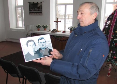Анатолий Зякин показывает фото своих родителей. 17 декабря 2022 года. Фото Вячеслава Ященко для "Кавказского узла".
