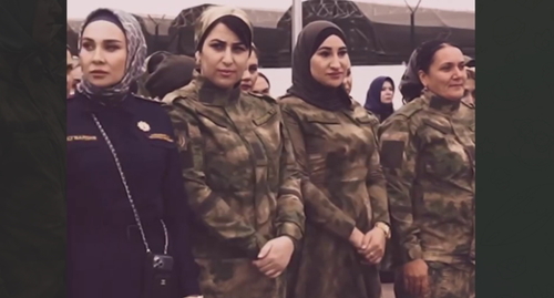 Чеченские женщины-военнослужащие,  стоп-кадр видео https://t.me/akhmeddudaev/1297