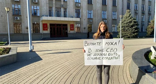 Ксения Абрамова на пикете перед зданием администрации Краснодарского края. Фото: Никита Зырянов / 93.RU