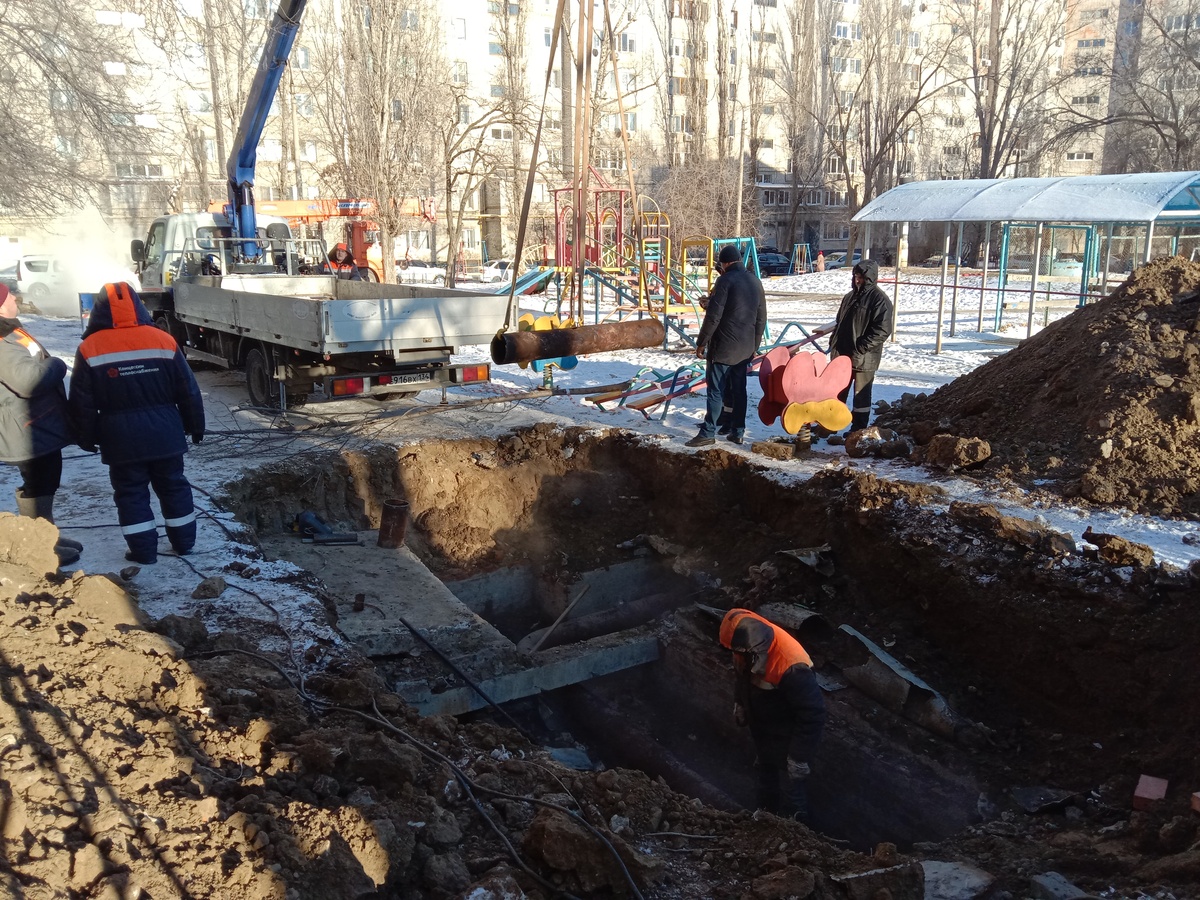 Ликвидация аварии возле дома №56. Волгоград. Фото Вячеслава Ященко для "Кавказского узла"