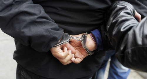 Человек в наручниках, фото: Елена Синеок, "Юга.ру"