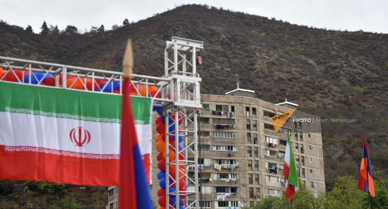 Флаги Армении и Ирана. Фото https://ru.armeniasputnik.am/20221024/faktor-irana-dlya-armenii-i-vsego-yuzhnogo-kavkaza-chto-stalo-nepriyatnym-syurprizom-dlya-zapada-50324049.html