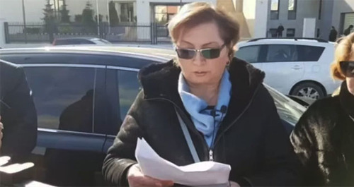 Супруга арестованного в Азербайджане журналиста Аваза Зейналлы Малахат Гисури сегодня провела акцию протеста перед зданием Следственного управления Генпрокуратуры. Фото: https://www.turan.az