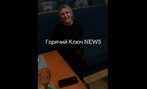 Олеся Овчинникова в ресторане беседует с силовиком. Стоп-кадр из ТГ-канала "Горячий ключ News" от 30.01.23, https://t.me/gk_news1/15411.