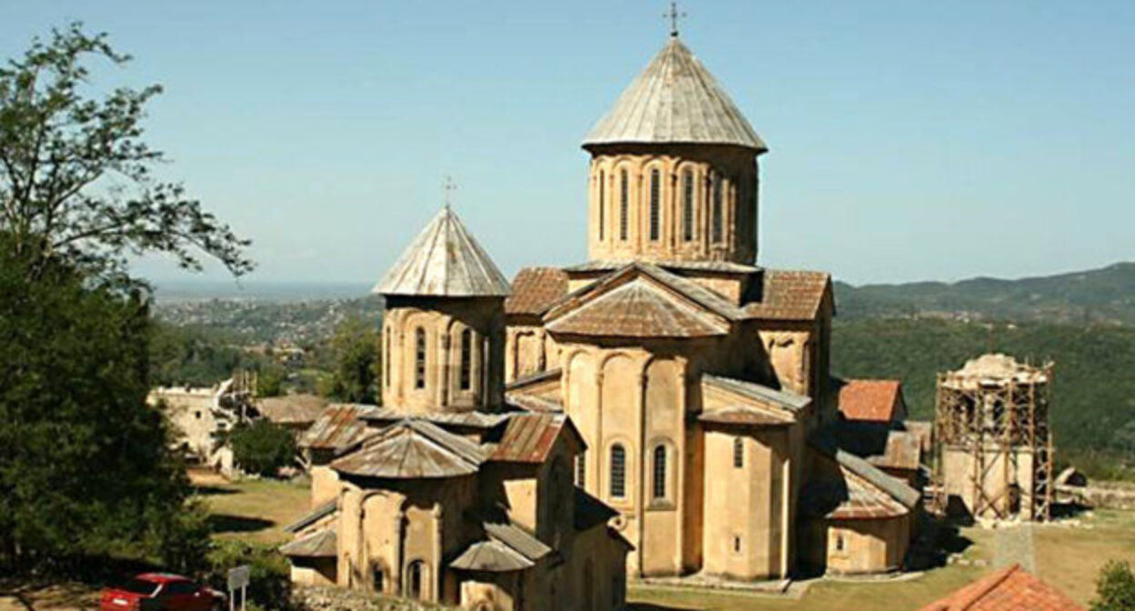 Гелатский монастырь,Ткибульский муниципалитет, Грузия. Фото Алексея Мухранова, http://www.travelgeorgia.ru/79/
