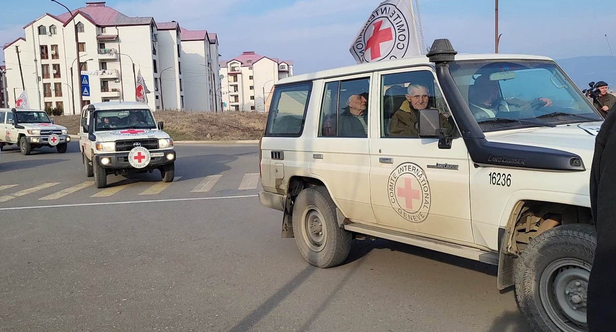 Автомобили Красного Креста в Степанакерте. Фото Алвард Григорян для "Кавказского узла"