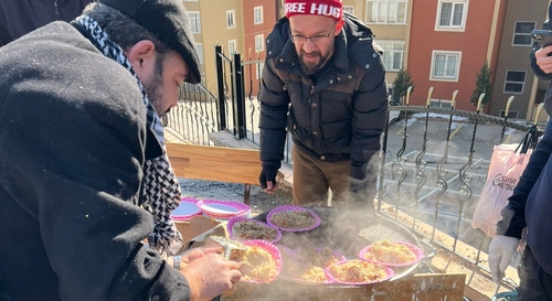 Активисты готовят еду для пострадавших от землетрясения. Фото предоставлено "Кавказскому узлу" Ассоциацией Имама Шамиля.