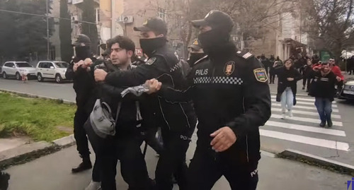 Задержание участника акции в поддержку Бахтияра Гаджиева в Баку. Стоп-кадр из видео https://www.youtube.com/watch?v=kZ1skSj3Dso&t=293s