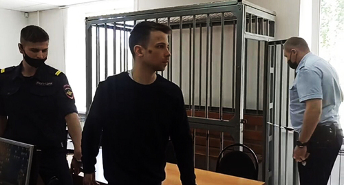 Денис Сердюк (в центре) в зале суда. Фото: пhttps://volga-kaspiy.ru/