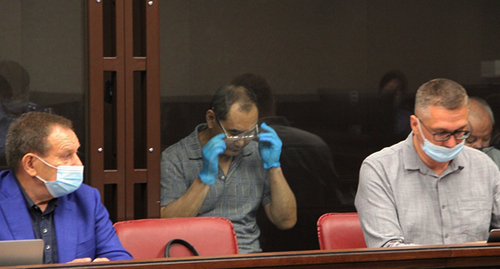 Михаил Мурзаев (в центре) в зале суда. Фото: пресс-служба Южного окружного военного суда