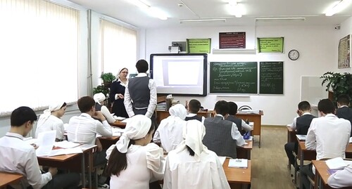 Ученики в чеченской школе. Кадр видео Чечня Сегодня https://www.youtube.com/watch?v=iRUX2WWMY3E