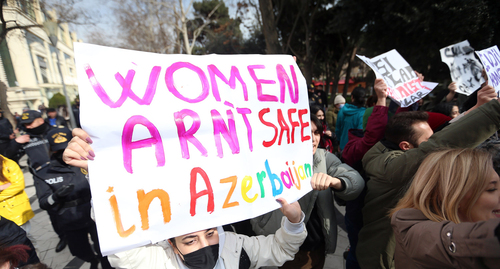 Акция феминисток в Баку. Плакат с лозунгом: "Женщины не в безопасности в Азербайджане". 8 марта 2022 г. Фото Азиза Каримова для "Кавказского узла"