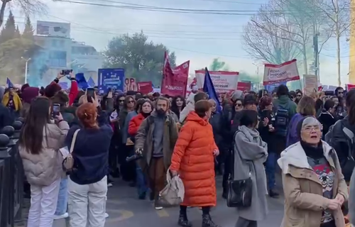 Женский марш в Тбилиси. Стоп-кадр видео Telegram-канала RusNews от 08.03.23, https://t.me/smirusnews/29514