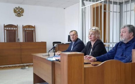Валерий Карданов (слева) и его адвокаты в зале суда. Фото Людмилы Маратовой для "Кавказского узла".