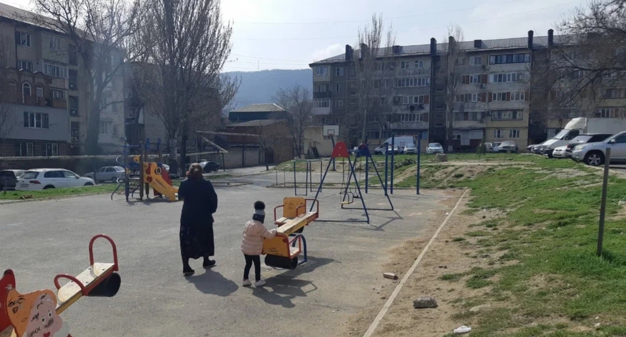 Детская площадка во дворе домов по проспекту Шамиля. Фото Олега Ионова для "Кавказского узла".